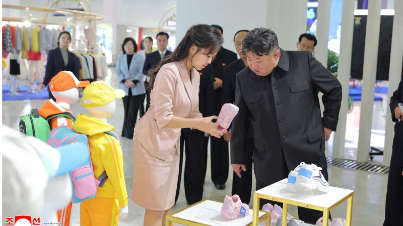 Kim Jong Un visits garment expo amid death rumors