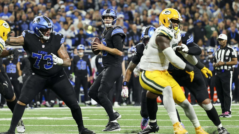 Packers Lose 20-17 to Lions Amid Controversial Roughing Calls and Missed Kicks