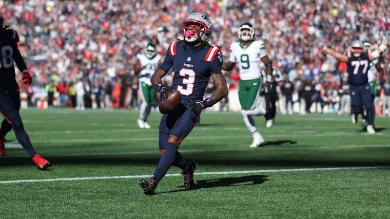 Patriots' Drake Maye Connects with DeMario Douglas for 9-Yard TD in Week 6 Victory Over Jets