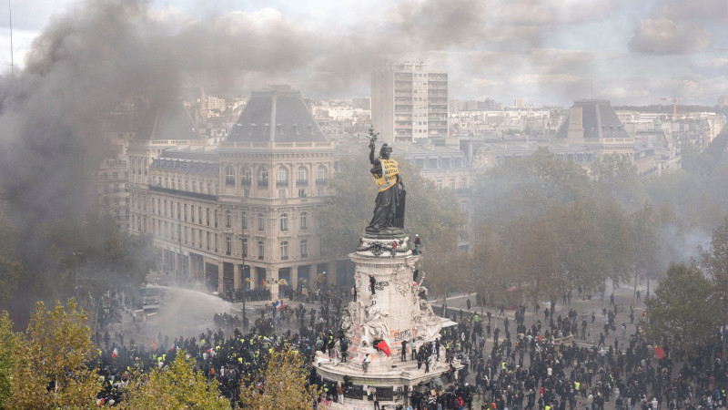 France protests spread nationwide, hit Paris museums and transport