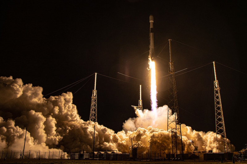 SpaceX launches Falcon 9 from Cape Canaveral