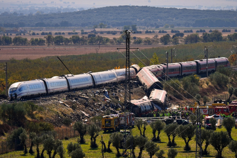 Spain declares three days of mourning after high‑speed train crash kills at least 68