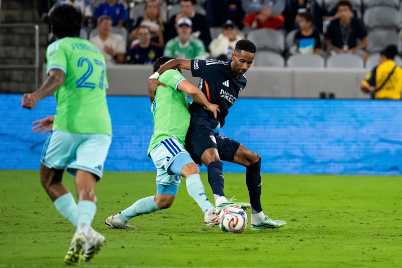 Seattle Sounders earn 2-2 draw after late collapse