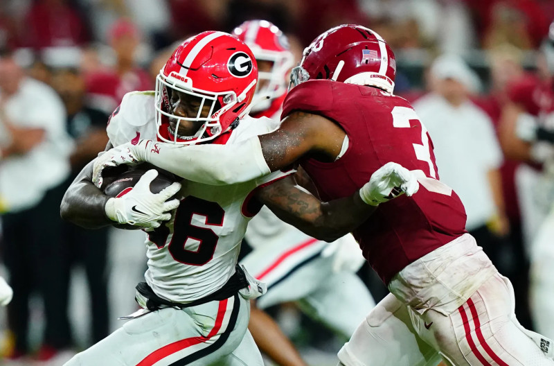 The Crimson Tide and the Bulldogs Go Head-to-Head in Thrilling College Football Match