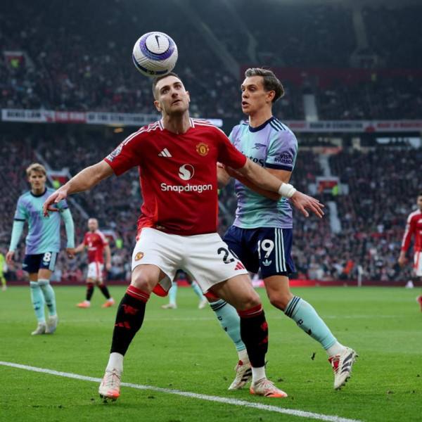 Arsenal stun Manchester United 4-0 in dramatic comeback