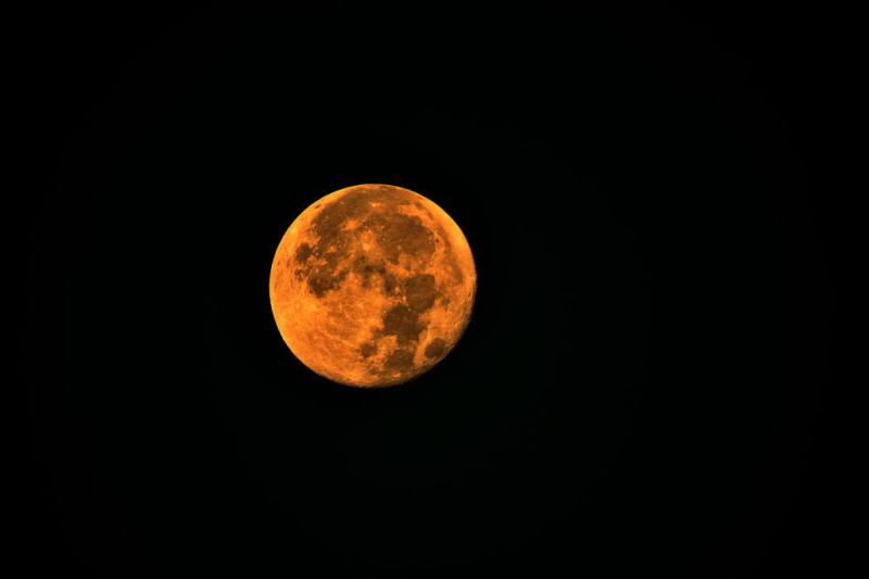 Orange moon tonight explained by atmospheric scattering