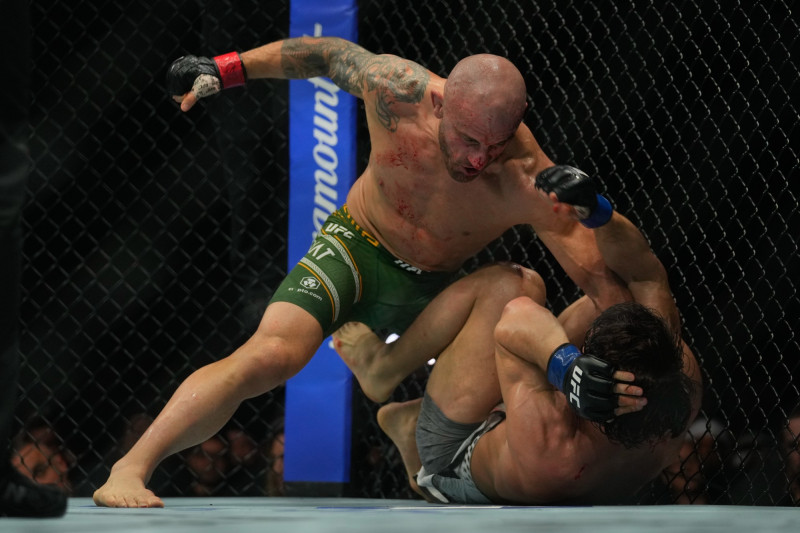 Volkanovski retains featherweight title with KO at UFC 333